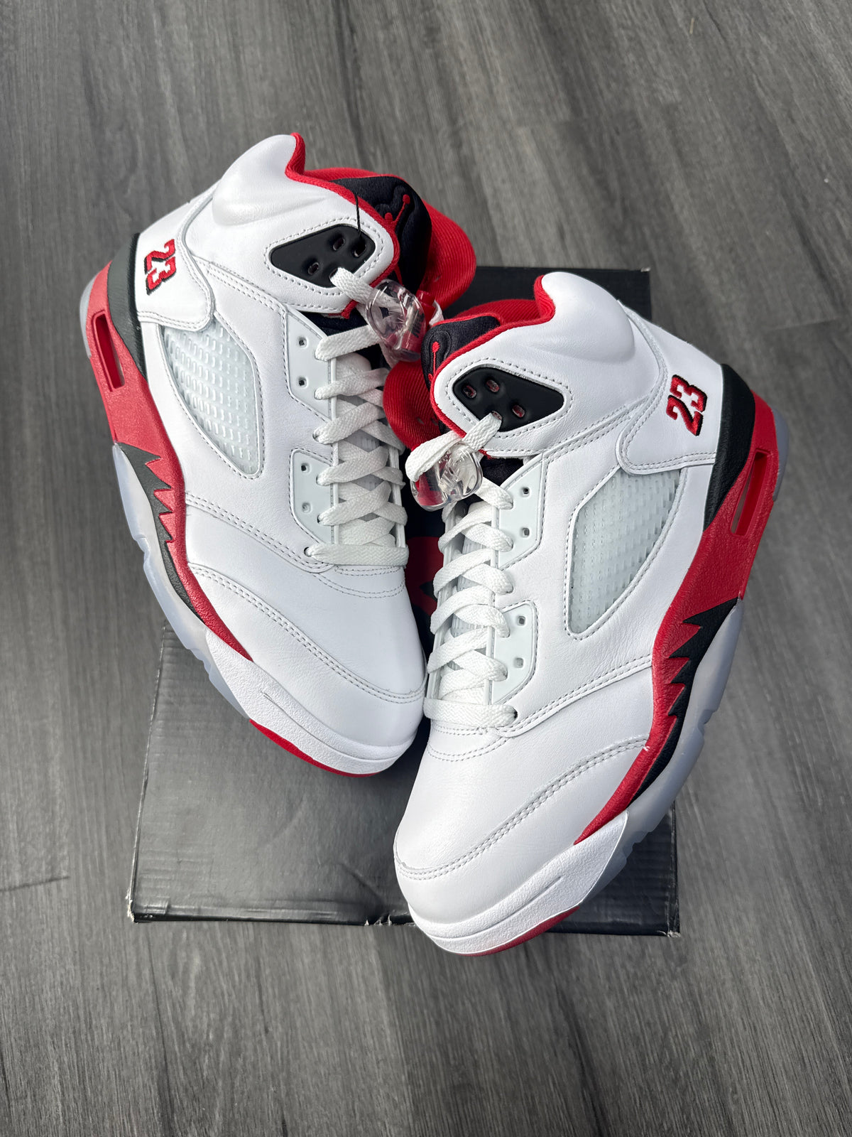 Jordan 5 Fire Red - size 8.5