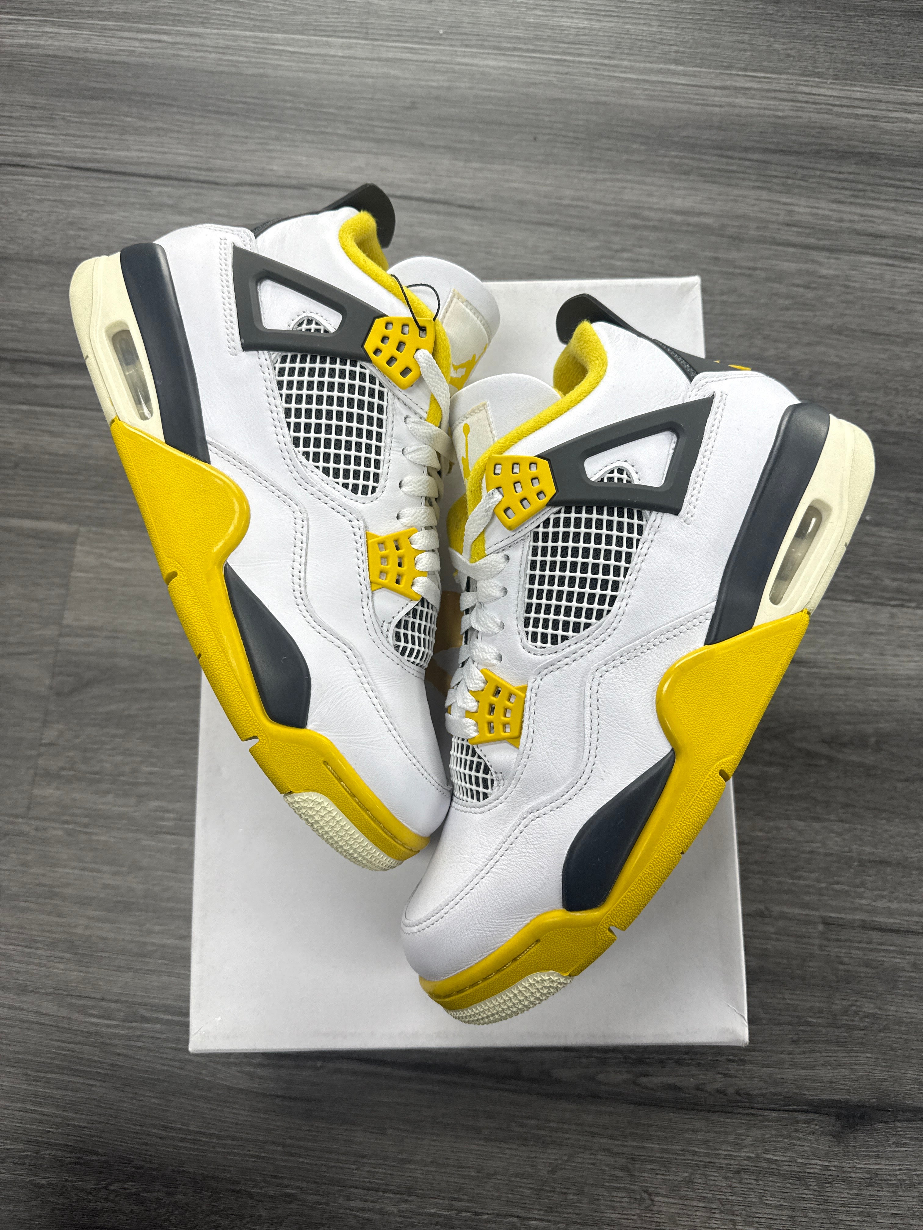 Jordan 4 Vivid Sulfur - size 9M/10.5W