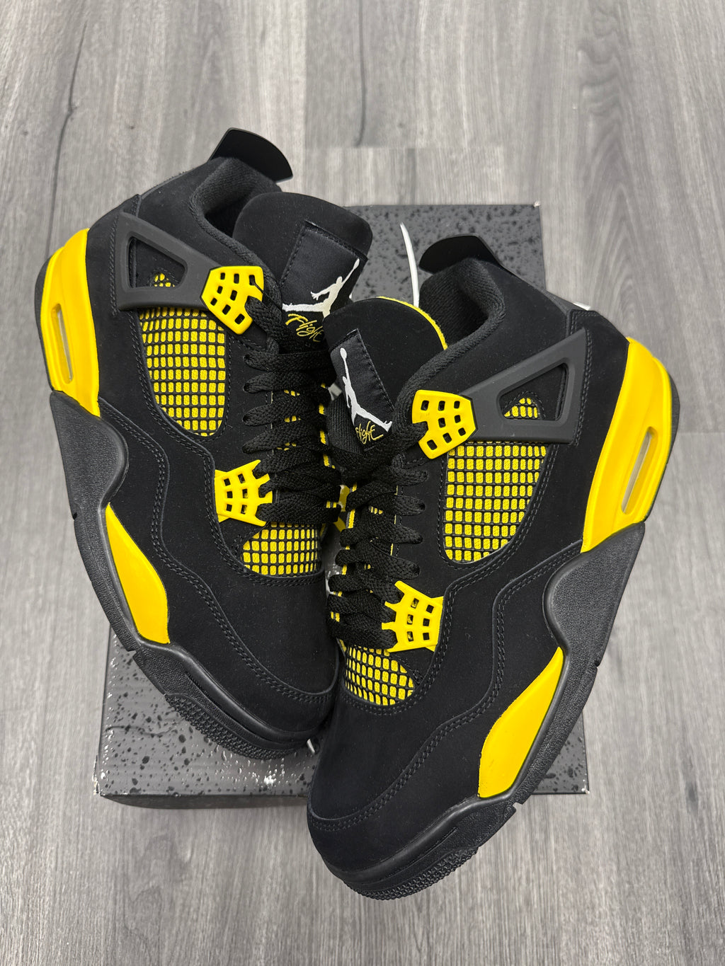 Jordan 4 Thunder - size 9.5