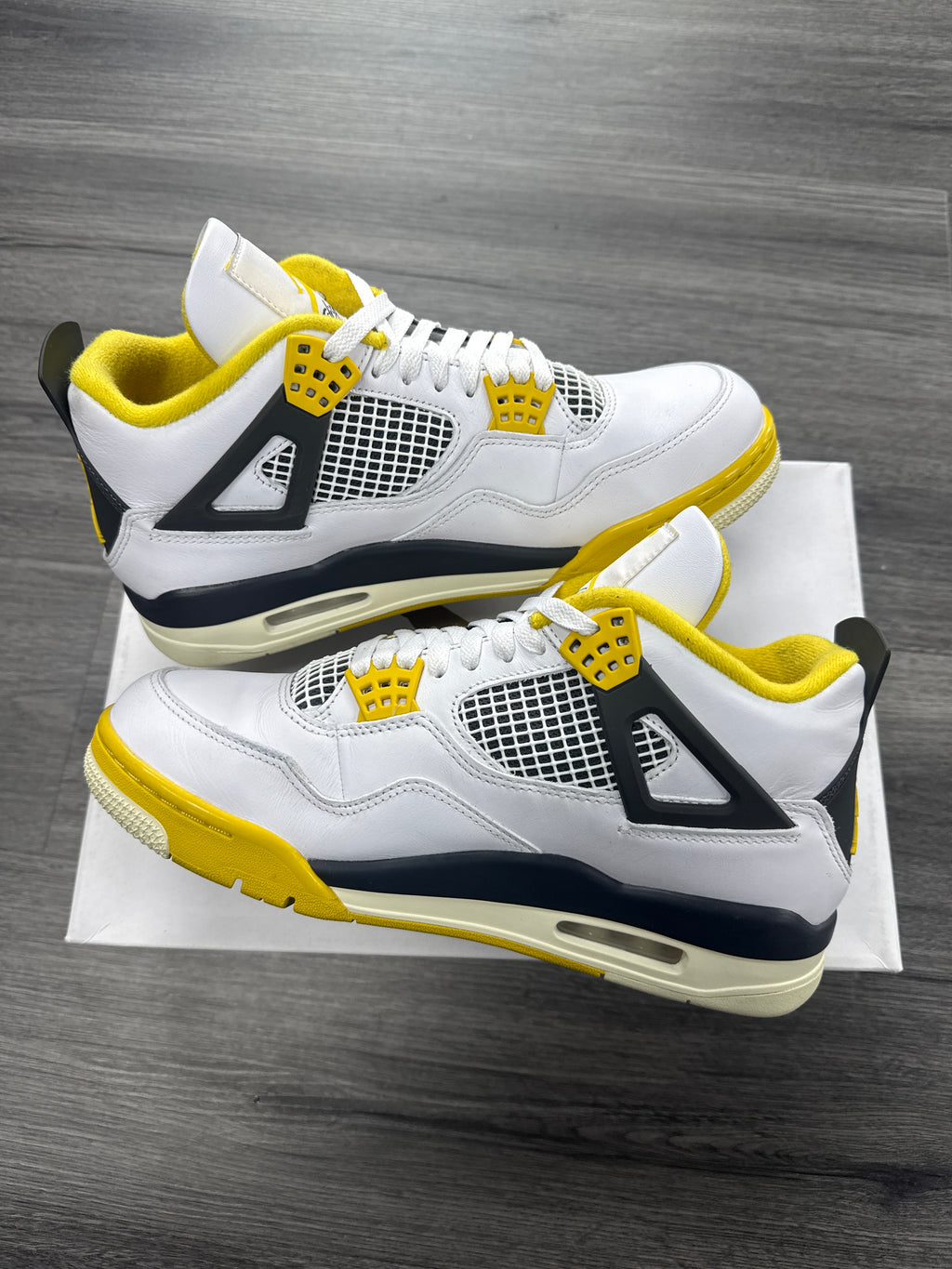Jordan 4 Vivid Sulfur - size 9M/10.5W