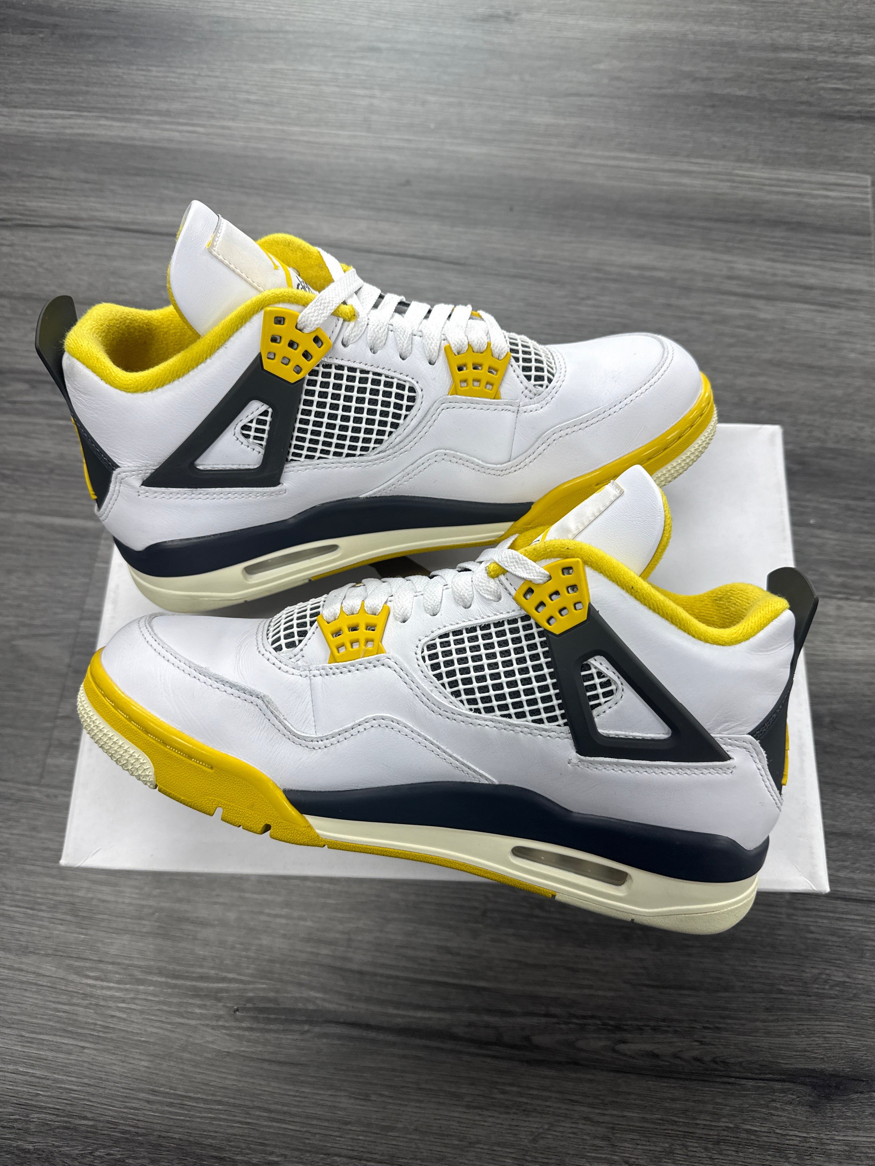 Jordan 4 Vivid Sulfur - size 9M/10.5W