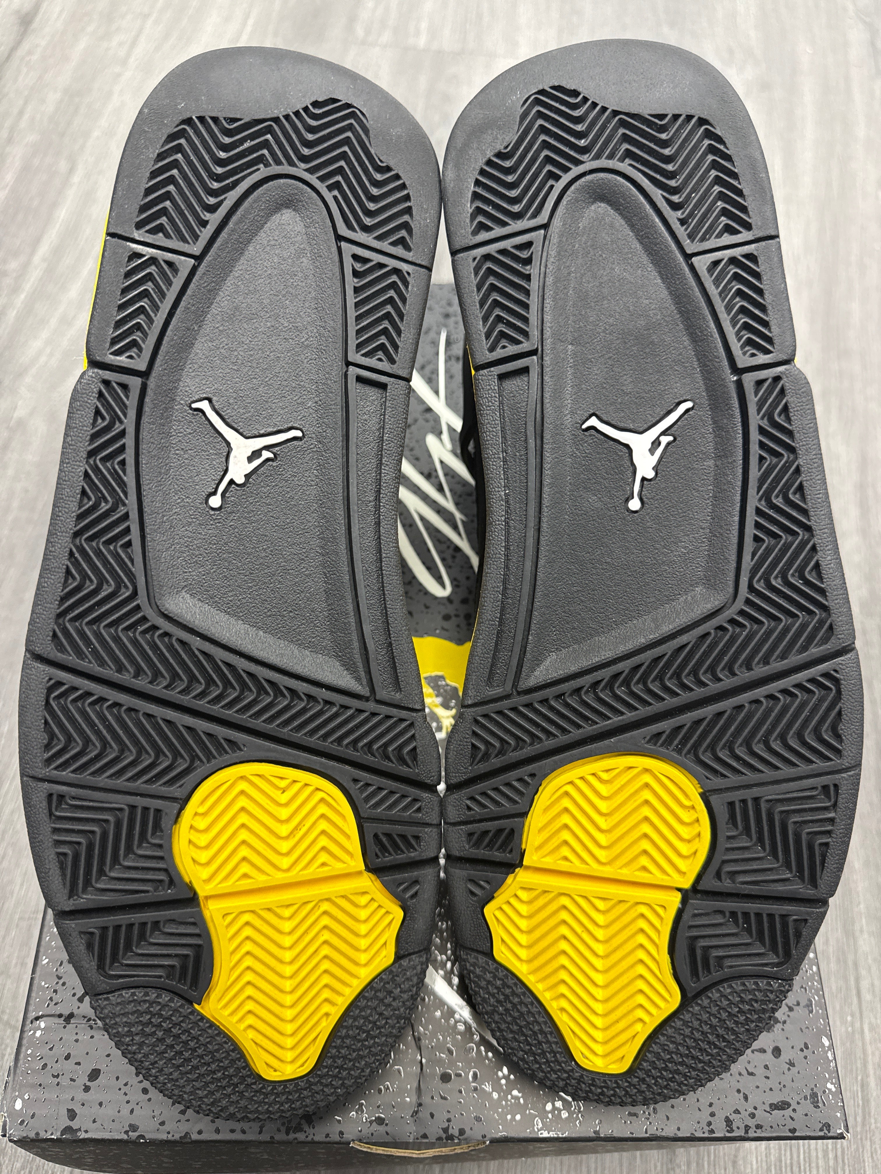 Jordan 4 Thunder - size 9.5