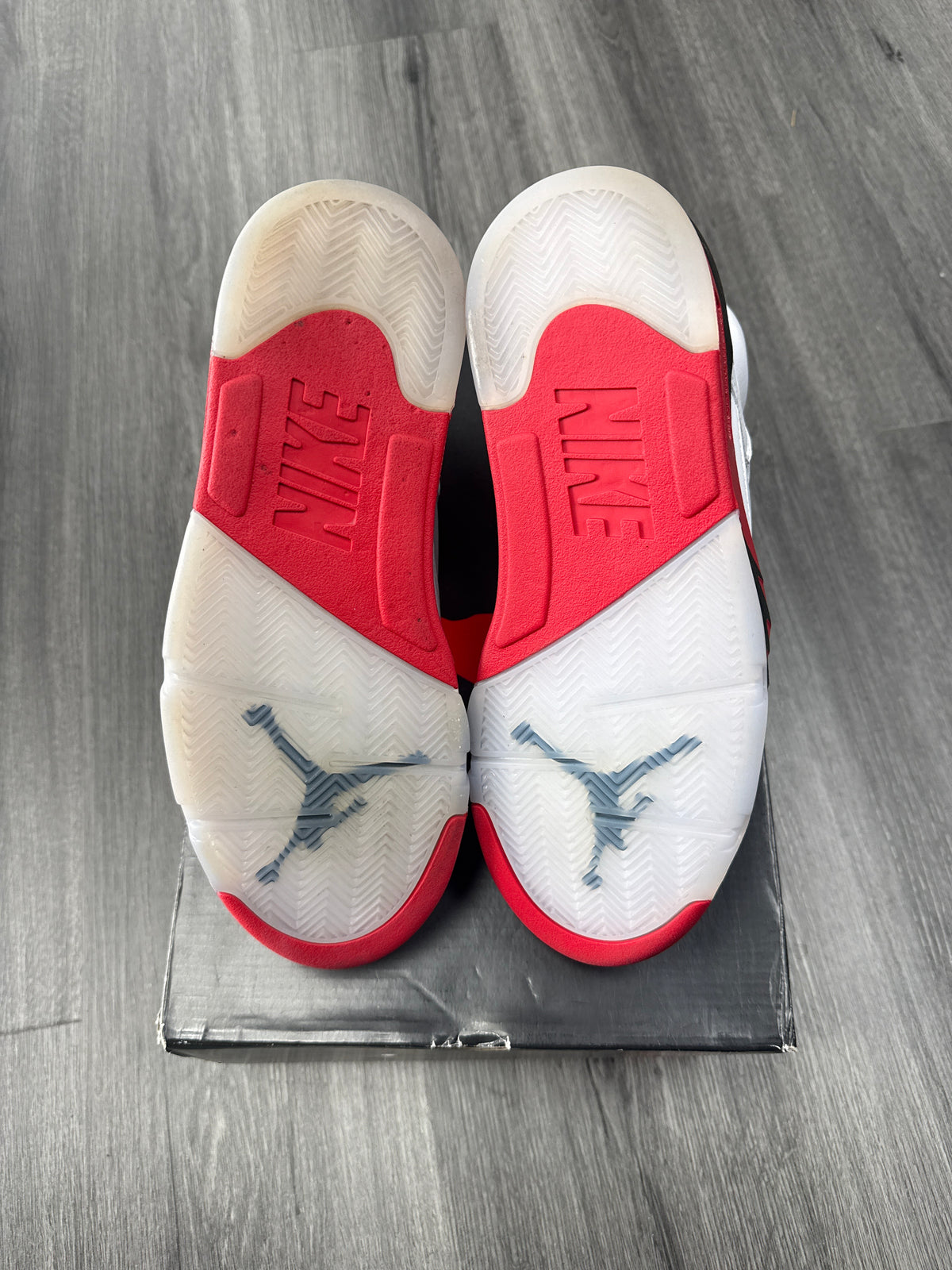 Jordan 5 Fire Red - size 8.5