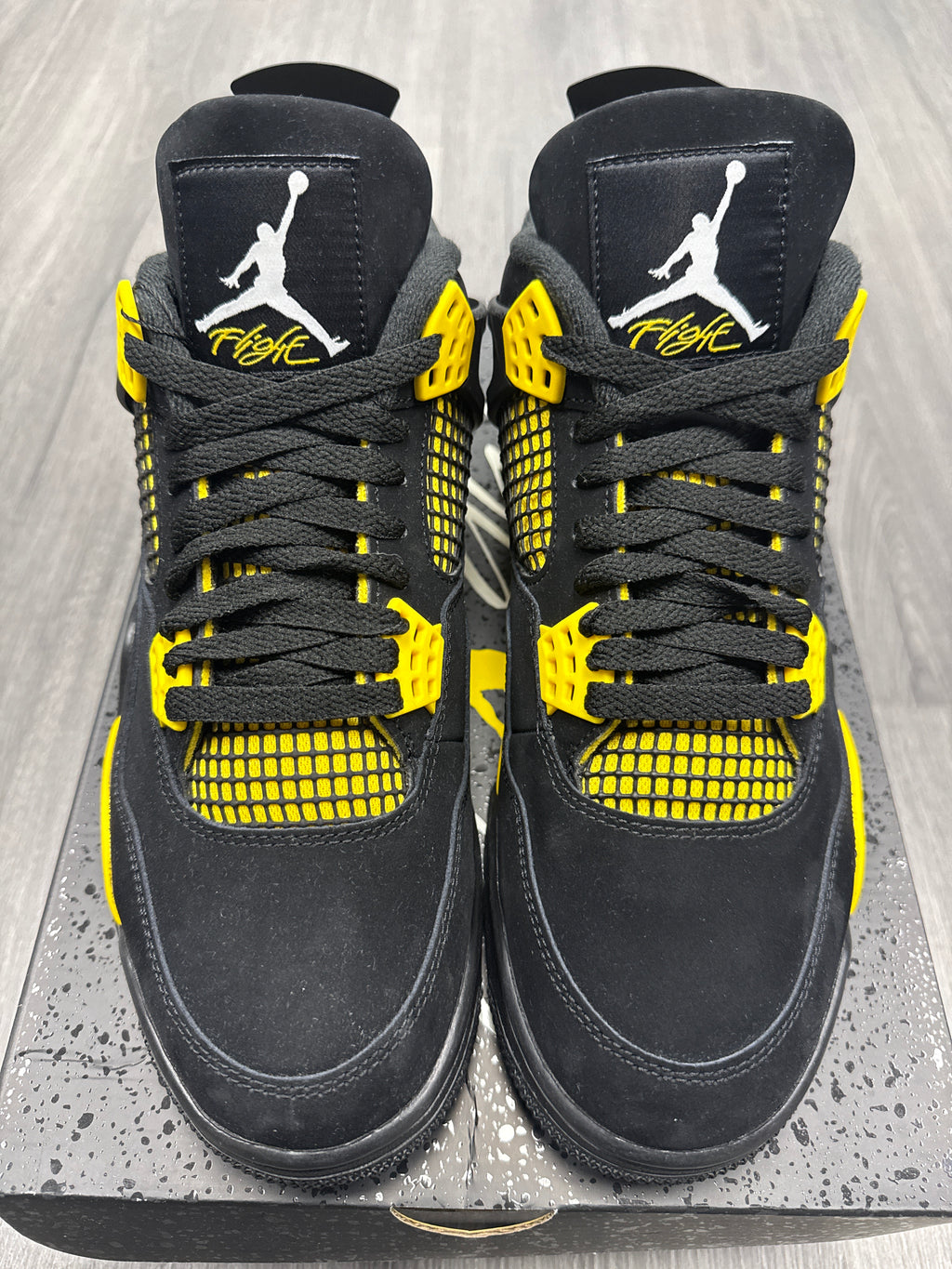 Jordan 4 Thunder - size 9.5