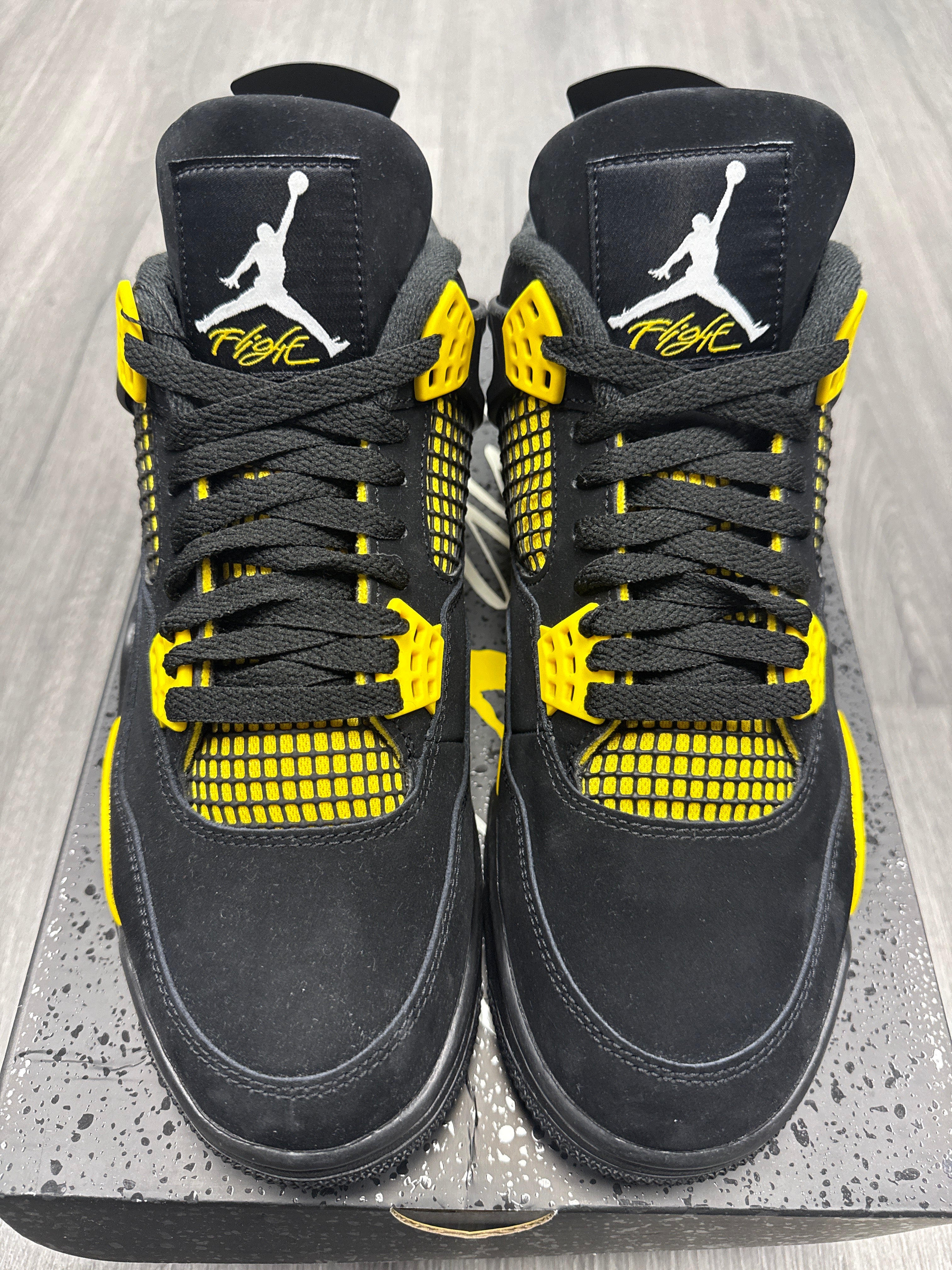 Jordan 4 Thunder - size 9.5